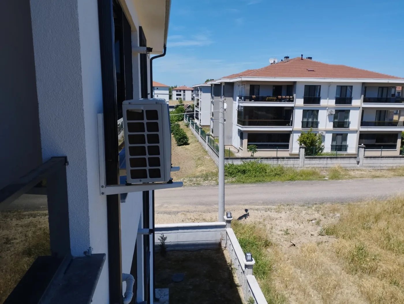 Bina cephesinde tamamlanan klima dış ünite kurulumu