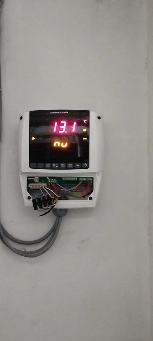 Soğutma sistemi kontrol paneli ve elektronik bağlantıları